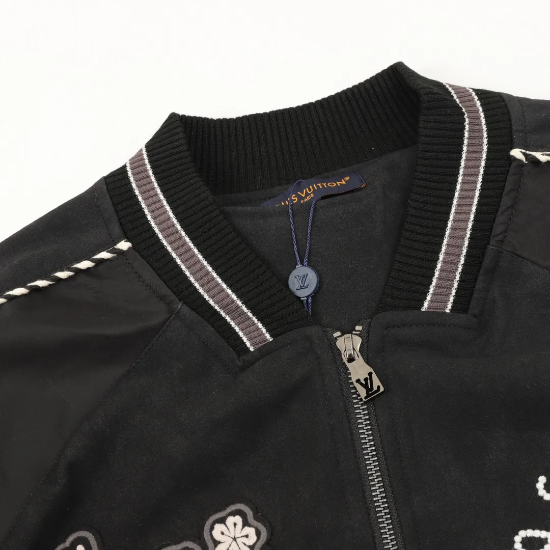 🅿️570 Louis Vuitton/Louis Vuitton embroidered letter baseball jacket, light luxury, a must-have item for daily commuting for men and women, correct version, feel free to compare · Made of customized original acetate fabric · 180g diamond-shaped quilted cotton inside, selected long-staple cotton, warm and comfortable · The chest is decorated with presbyopia floral leather patches inlaid with hot diamonds · Lapel design · Elastic waist design at the hem · Zippered side pocket design on the side · Customized original alloy snap button and puller by mold opening · Customized yarn-dyed colorful flat base thread on the cuffs · One hundred thousand needle three-dimensional embroidery by Tajima high-speed embroidery machine · Original main mark, washed label and tag packaging bag Size: XS-L